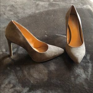 Cosmopolitan brown suede heel NWOT